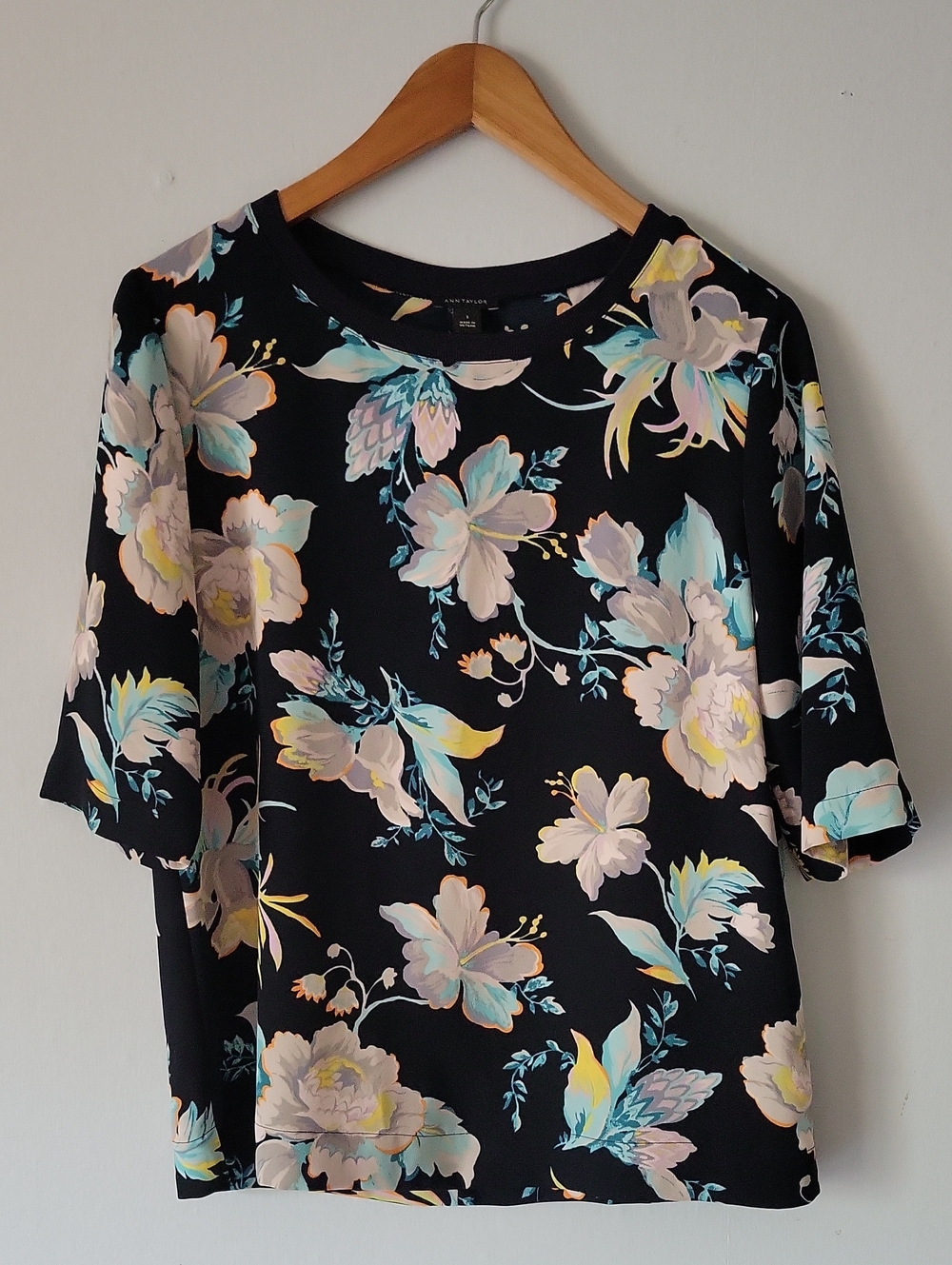 NWOT Ann Taylor Floral Short-Sleeve Top Size Small